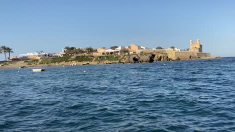 clip 4k de la isla de tabarca en alicante grabado desde un barco de buceo