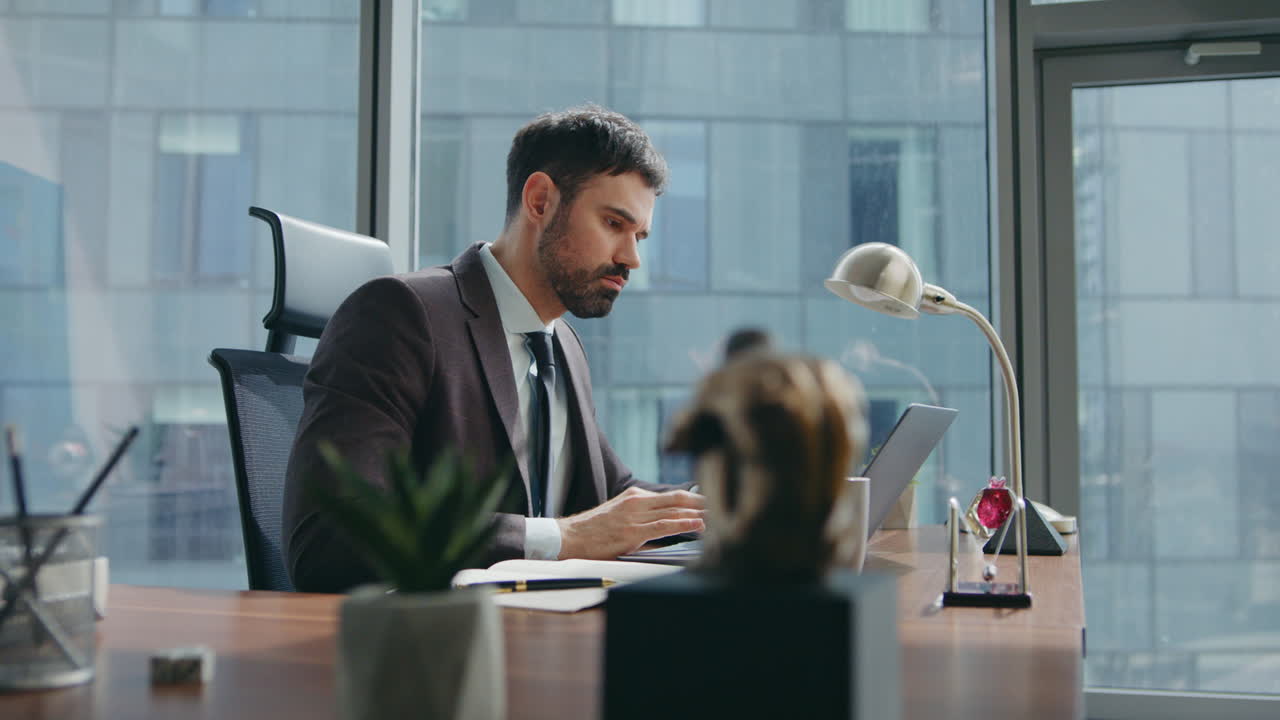 imprenditore che discute di lavoro conferenza online seduto a tavolo in ufficio vicino.