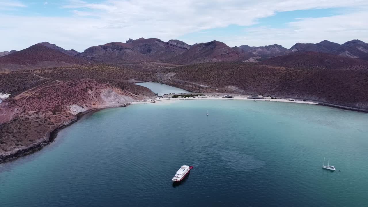 vista aérea de playa pichilingue, ferry y puerto de cruceros pichilingue cerca de la paz, baja california sur, méxico con playa prístina, impresionante costa y majestuosas montañas en el fondo