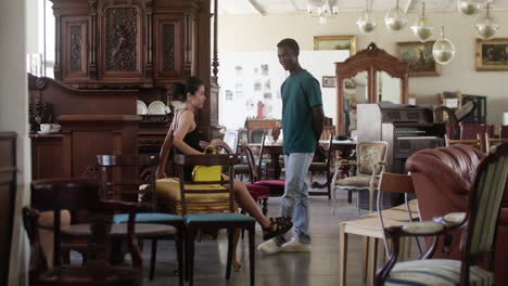 amigos en una tienda