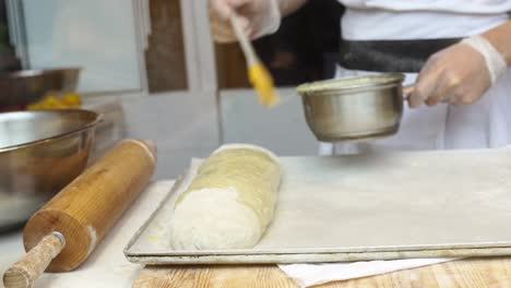 chef preparando un pastel