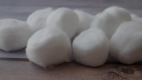 primer plano de una pila de bolas de algodón blancas y suaves