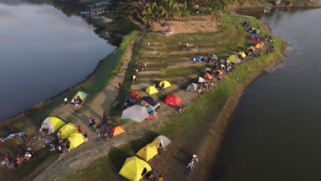 vista aérea, un camping muy hermoso en el borde del embalse sermo, kulon progo, yogayakarta