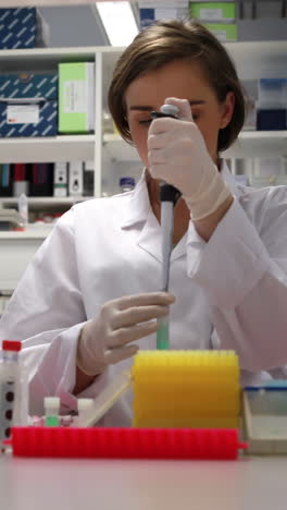 jóvenes estudiantes de ciencias trabajando juntos con pipetas