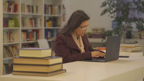 redacción de contenido de bibliotecario sénior enfocada en el trabajo