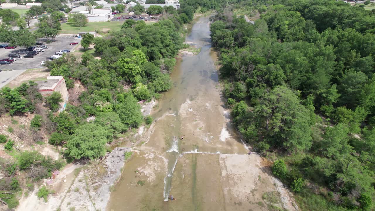 텍사스 주 케르빌에 있는 과달루페 강에 있는 사람들의 공중 촬영