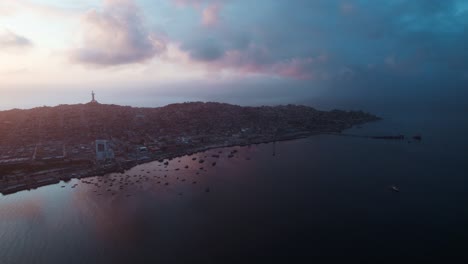 Küste-Von-Coquimbo-Mit-Angedockten-Booten-Während-Der-Abenddämmerung-In-Chile