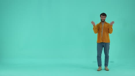 hombre expresivo ofreciendo hacer una elección