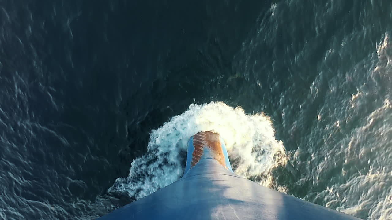 물속의 배의 뱃머리 뱃머리 수면의 파도