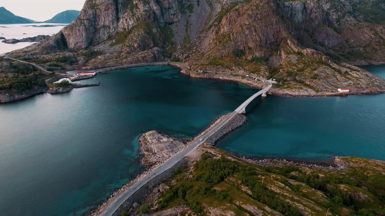 Lofoten-øerne, Norge. Ikoniske bjergtoppe og -rygge, udsigtspunktet Reinebringen og dybblåt hav