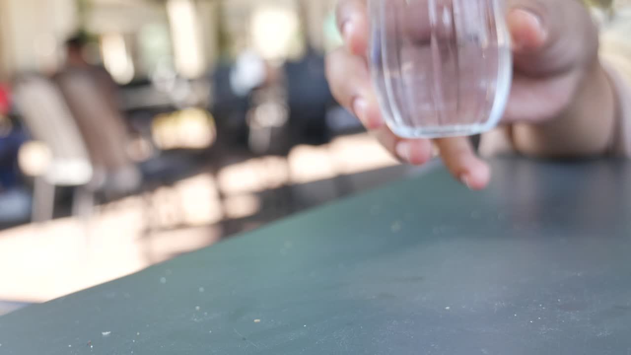 물 한 잔 을 들고 있는 손 의 가까운 모습