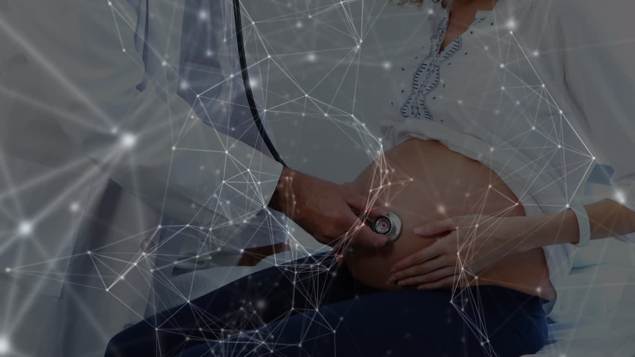 Animazione di connessioni sul busto di un medico maschio caucasico che esamina una donna incinta