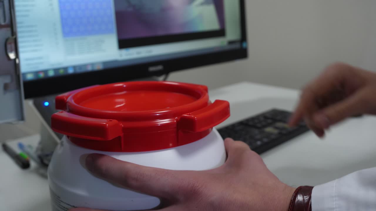 trabajo de laboratorio con contenedores