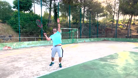 Una-Vista-Cercana-Del-Tenista-Sirve-Con-Movimiento-Dinámico-En-La-Cancha-De-Tenis.