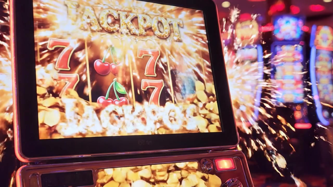 Momenti emozionanti nel gioco delle slot: il viaggio dai rulli alla felicità del jackpot, catturato in due splendide inquadrature di un ambiente di casinò colorato.
