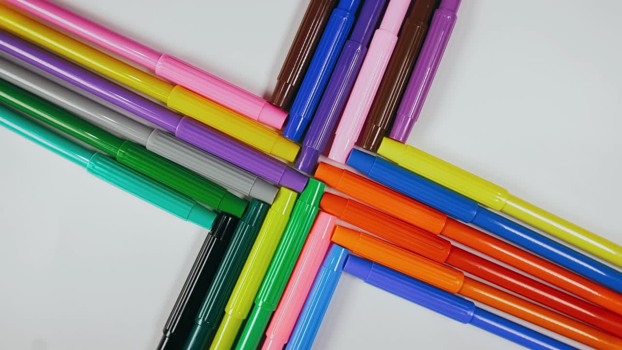 턴 테이블에 펜을 느다. 마커 스핀 회전. 회전, 패턴을 만들고, 디자인 모양 원을 만니다. 상단 뷰, 평평한 레이.