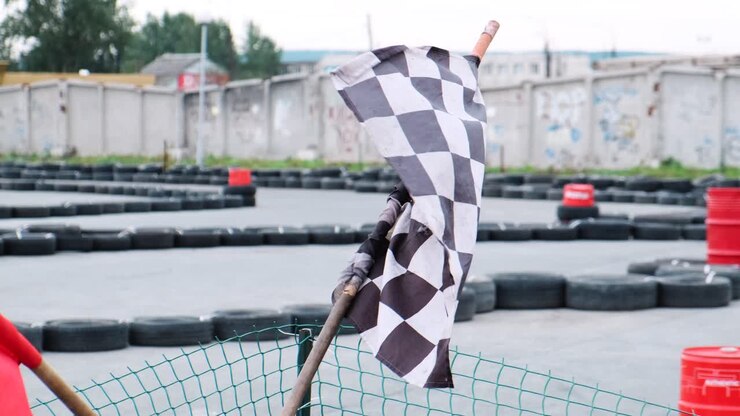 Bandiere da corsa su una pista di go-kart