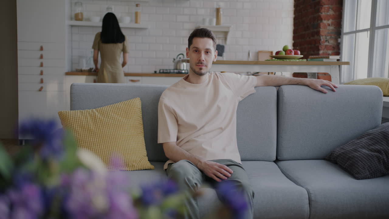 Um casal a relaxar numa sala de estar moderna.