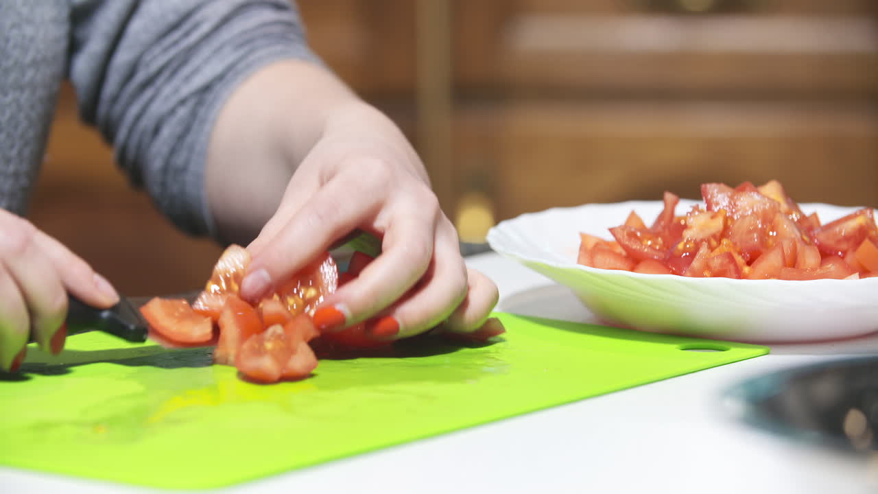 cortar tomates frescos en la tabla de cortar
