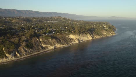 Antena-4k:-Hermosos-Acantilados-Se-Encuentran-Con-El-Océano-A-Lo-Largo-De-La-Carretera-1-De-La-Costa-Pacífica-De-California,-Santa-Bárbara