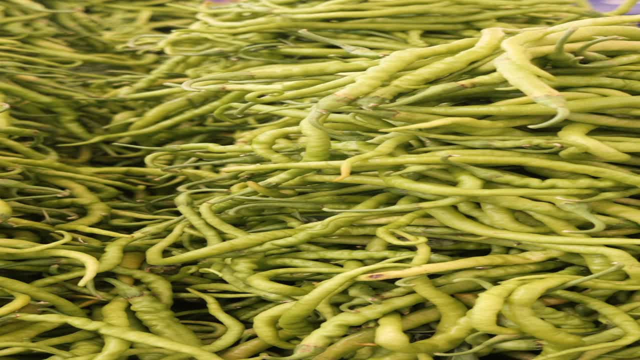 una pila de chiles verdes frescos