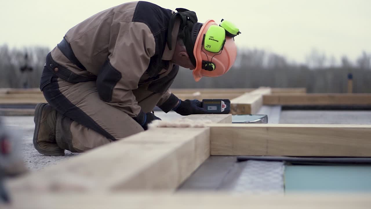 집 을 틀고 있는 건설 노동자