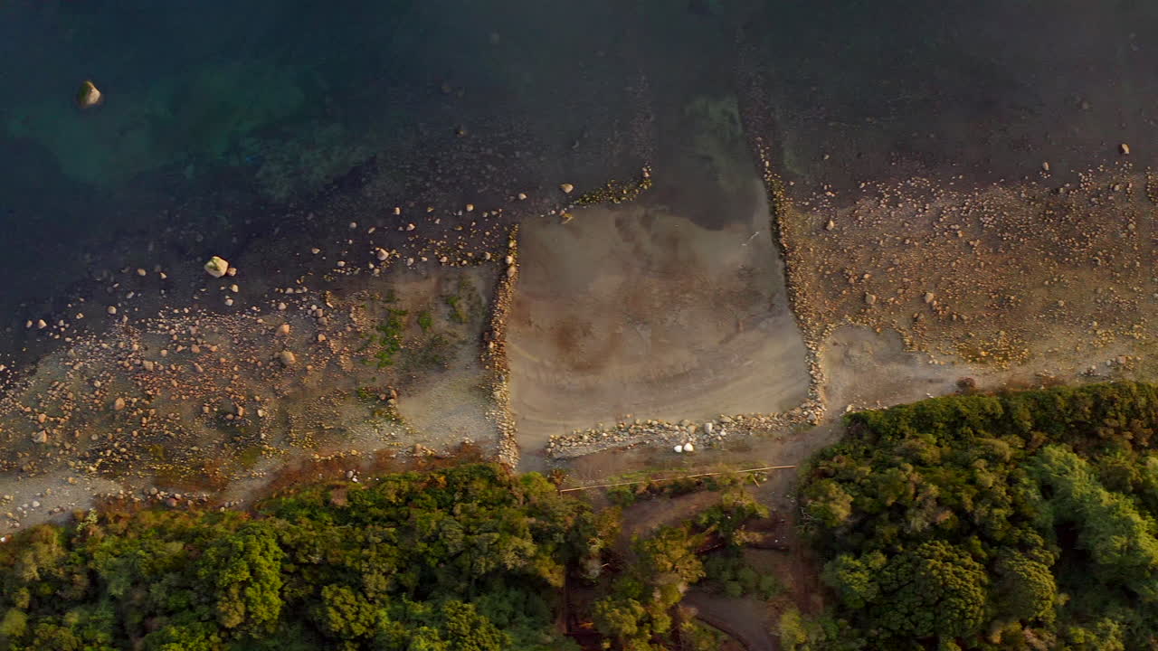 piscina de corral con una pared de roca para atrapar peces en marea alta
