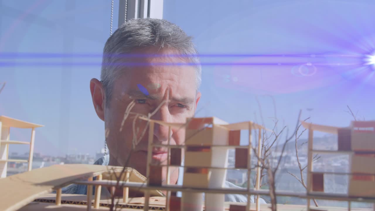 animación de haces de luz azul y destello de la lente sobre un arquitecto masculino que mira un modelo arquitectónico