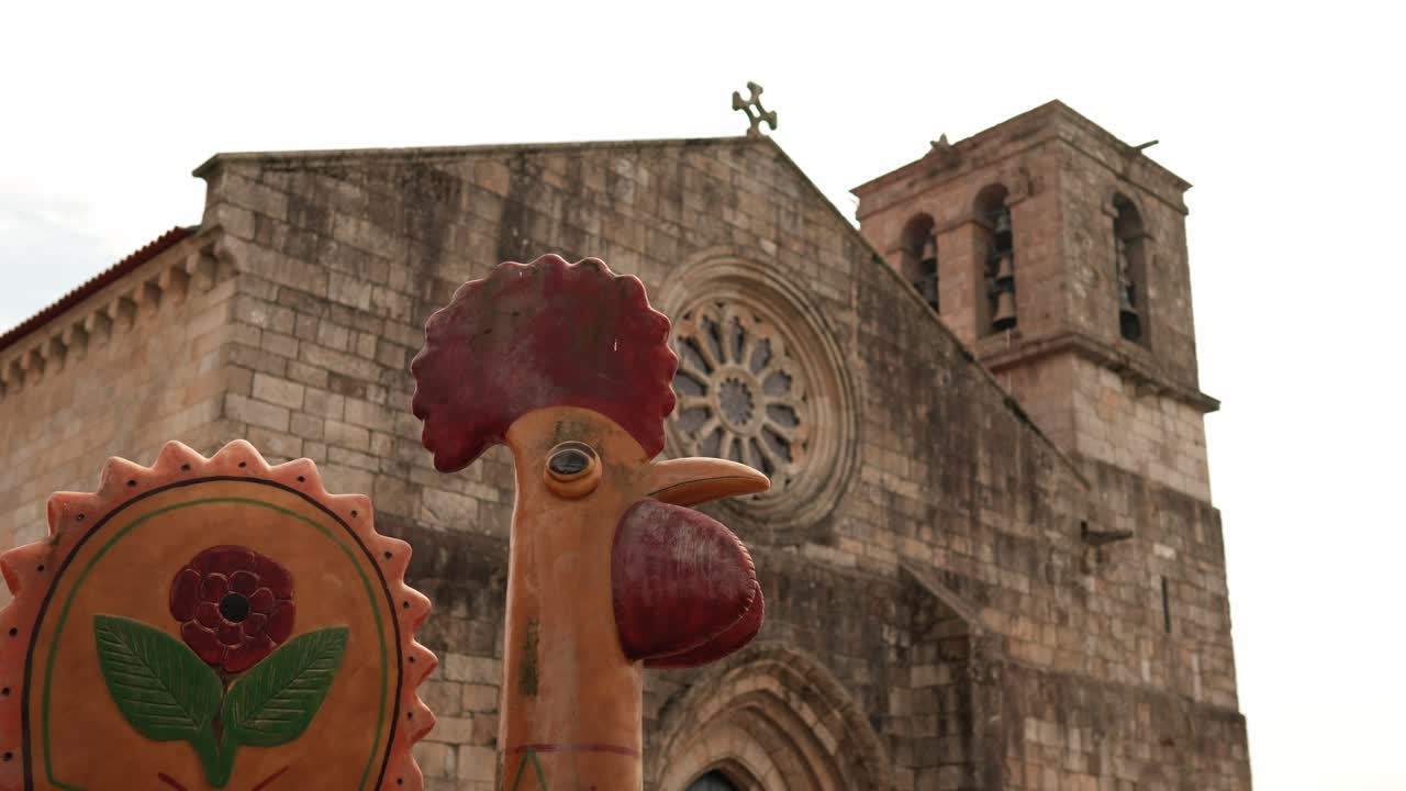 Igreja Matriz de Barcelos with a traditional Portuguese rooster sculpture in the foreground