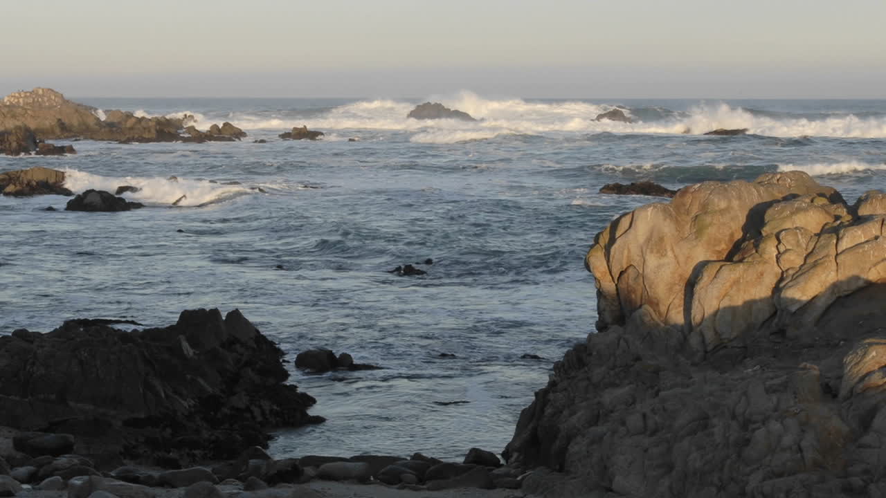 Breve time lapse di onde che si infrangono su Point Pinos a Pacific Grove, California.