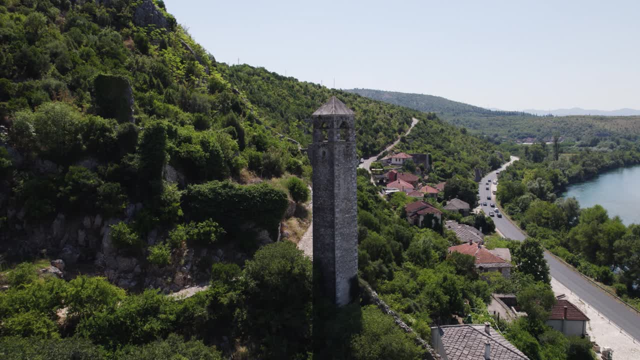 panorámica aérea: torre sahat kula, počitelj, bosnia y herzegovina