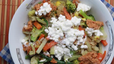 un plato de ensalada de verduras frescas en la mesa