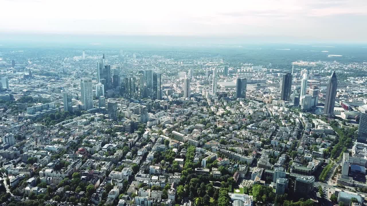 독일 프랑크푸르트암마인 주변을 비행하며 초고층 빌딩을 마주하고 400% 속도 향상