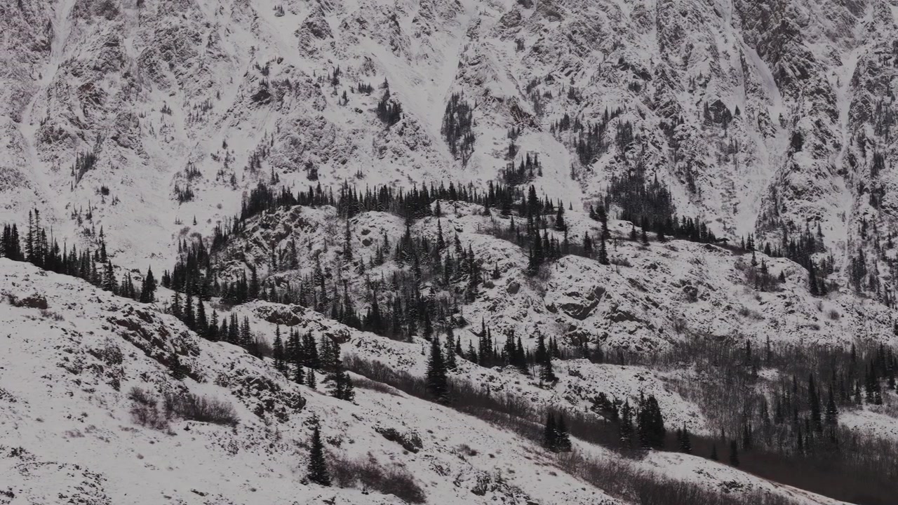 Kanada, Yukon'da Kışın Karla Kaplı Dağlarla Nares Gölü - Havadan Çekim