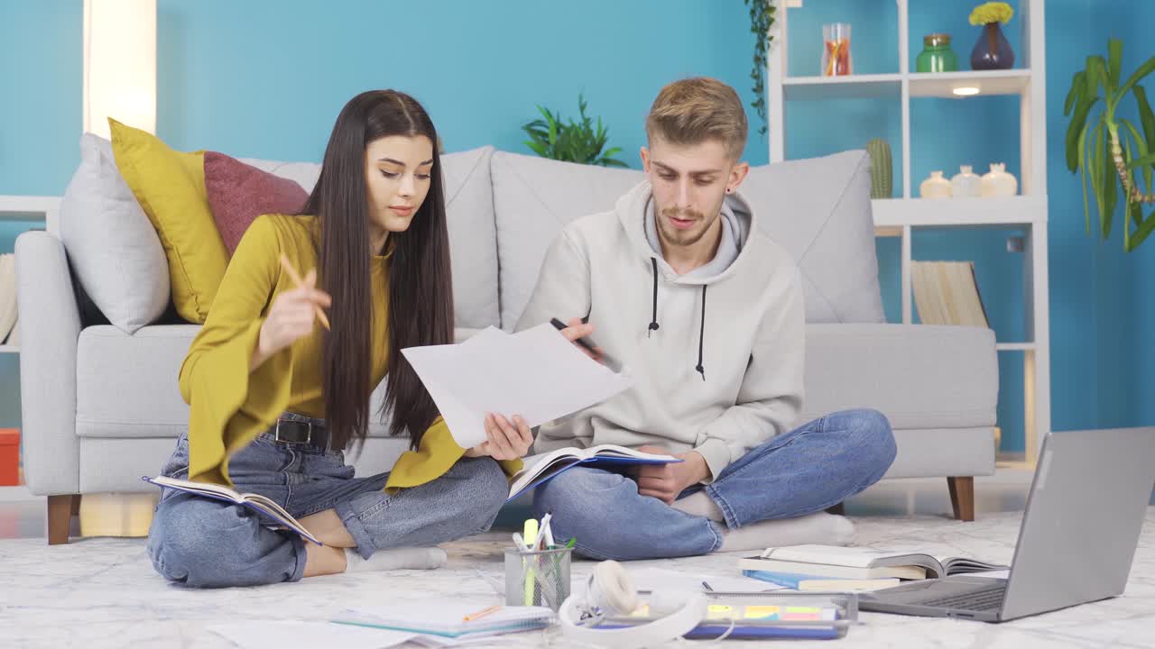 Un joven y una mujer estudiando en casa. Amigos universitarios y de escuela.