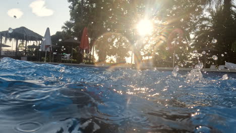 hermano y hermana jugando en la piscina por la noche