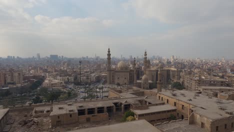 Vista-Panorámica-De-La-Mezquita-Madrasa-Del-Sultán-Hassan-Y-Sus-Altísimas-Torres-En-El-Cairo-De-Fondo