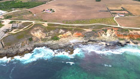 Vista-Aérea-De-La-Costa-Escarpada,-Olas-Azules,-4k