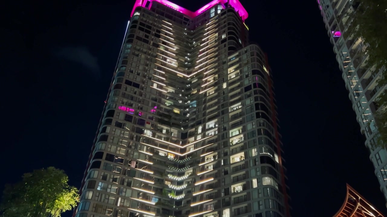 Arranha-céu Residencial Moderno em Cenário Urbano Noturno