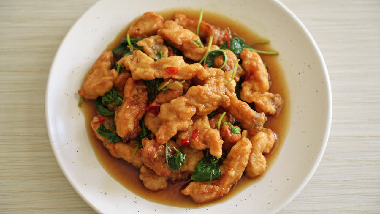 태국 스타일의 바질과 칠리를 곁들인 튀긴 생선 볶음 - 아시아 음식 스타일