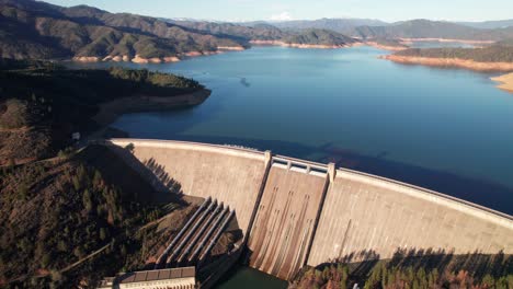 Wasserkraftwerk,-Shasta-Lake,-Staudamm,-Nordkalifornien.-4k