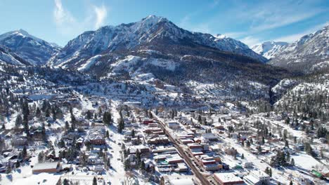 Vistas-Aéreas-De-Drones-De-Ouray,-Colorado-En-Un-Día-Brillante-En-El-Invierno