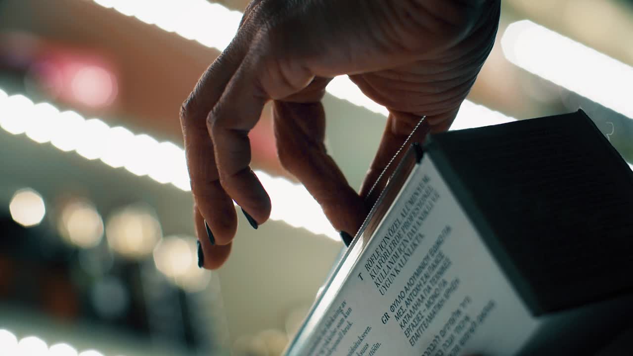 Stylist cutting sheets of foil in preparation of dyeing clients hair. Slow motion.