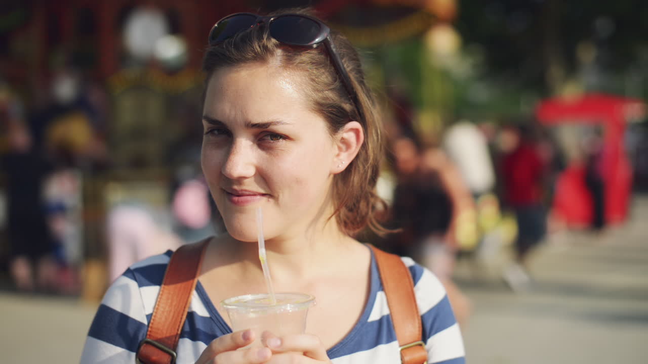 박람회장에서 귀여운 소녀의 초상화