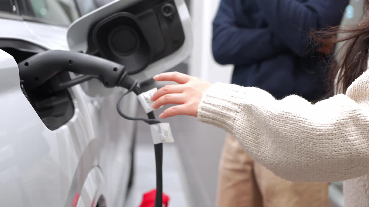Bir elektrikli aracı şarj etme