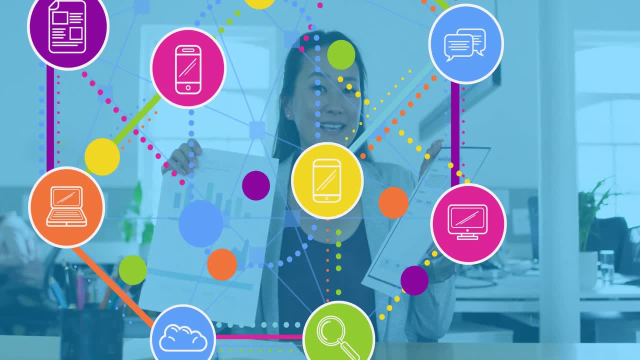 animación de conexiones con iconos tecnológicos sobre una mujer asiática en la oficina haciendo una videollamada