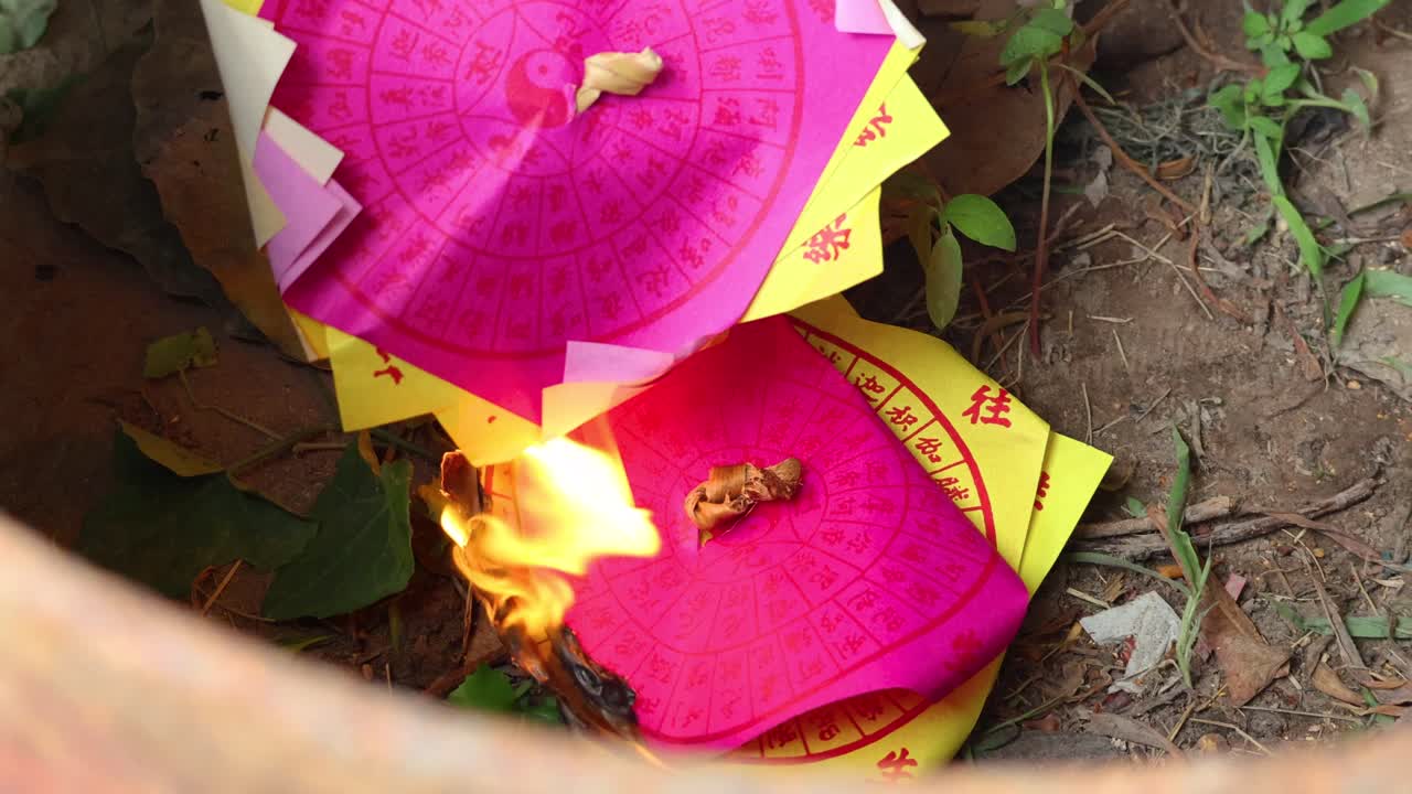Sequential burning of ceremonial paper offerings