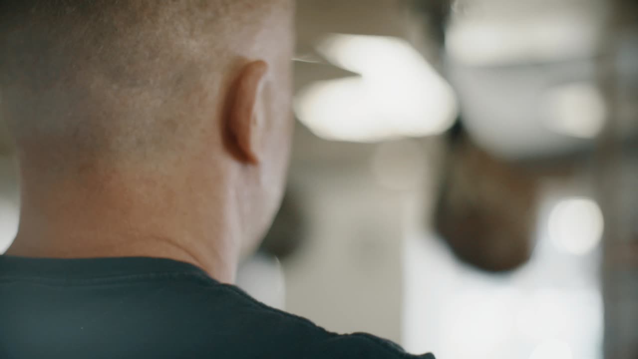 viendo la bola de velocidad de golpe de boxeador