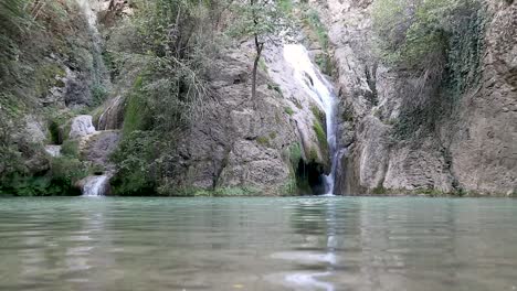 Hermosa-Cascada-De-Hotneshki-En-Bulgaria,-Cámara-Inclinada-Hacia-Arriba