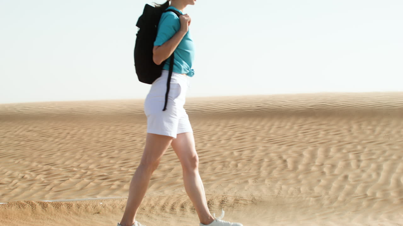 선글라스를 입고 배을 들고 는 여자